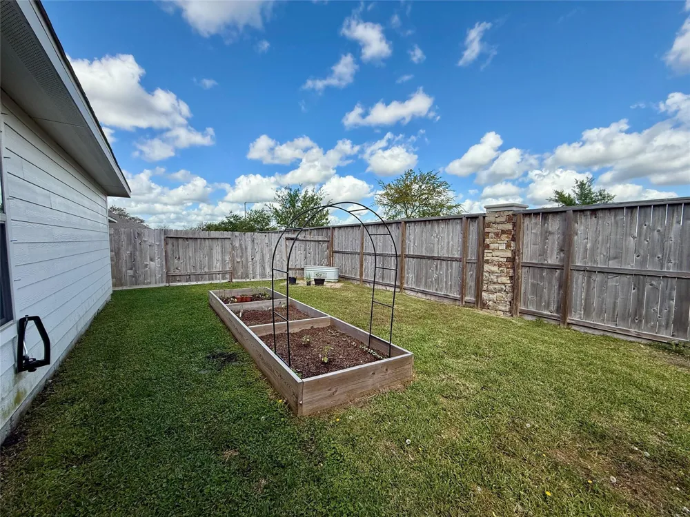216 Bennett Loop Angleton, TX 77515