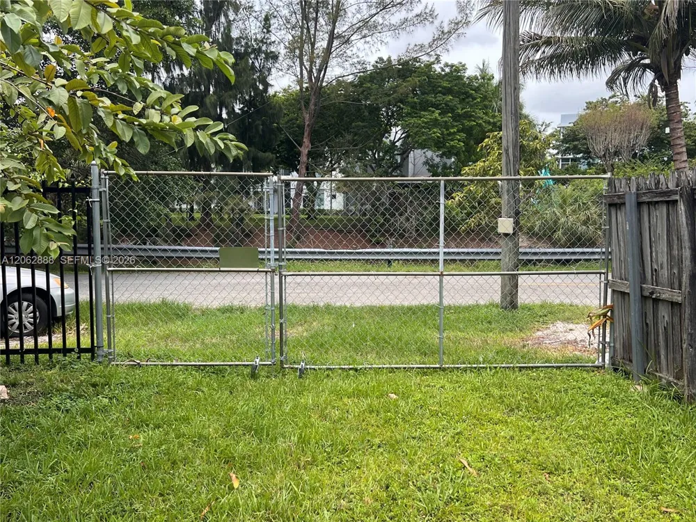 12510 W Golf Dr Miami, FL 33167