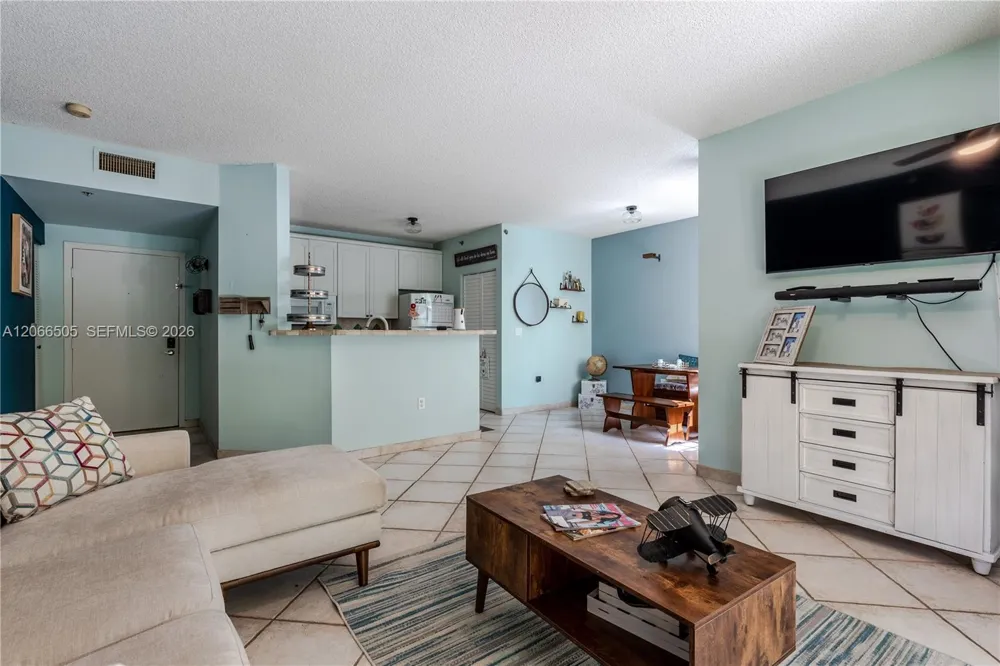 19601 E Country Club Dr #7104 Aventura, FL 33180