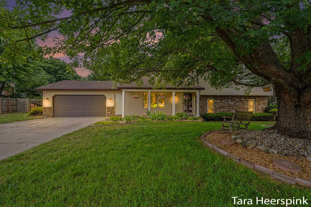 2078 Fernwood Drive Georgetown Charter Township, MI 49428