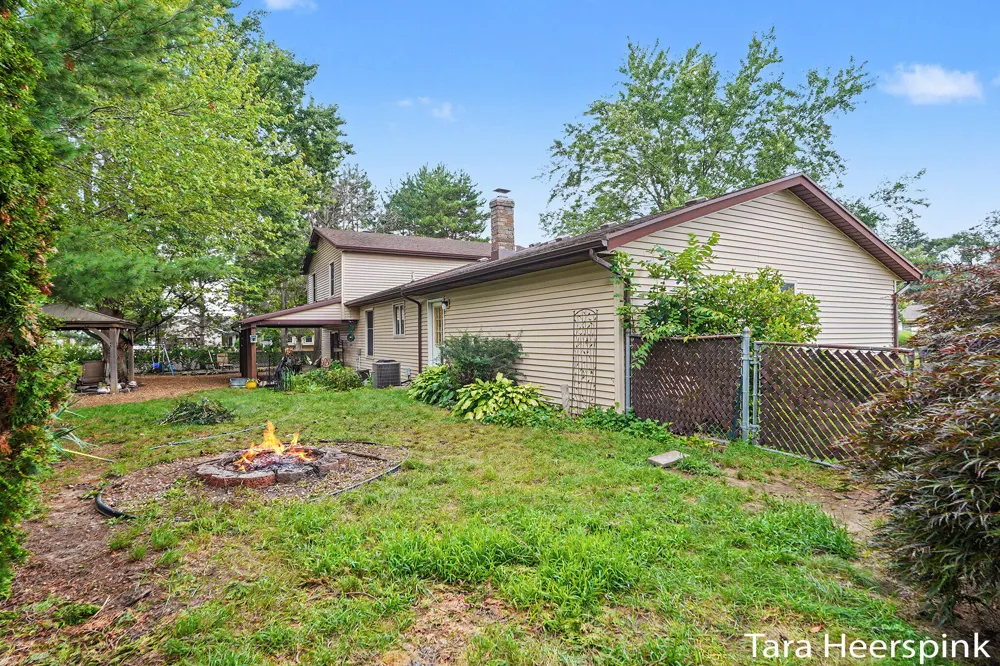 2078 Fernwood Drive Georgetown Charter Township, MI 49428