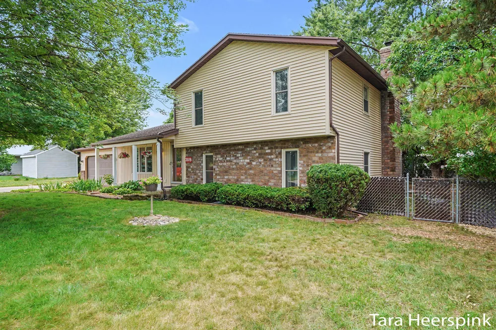 2078 Fernwood Drive Georgetown Charter Township, MI 49428