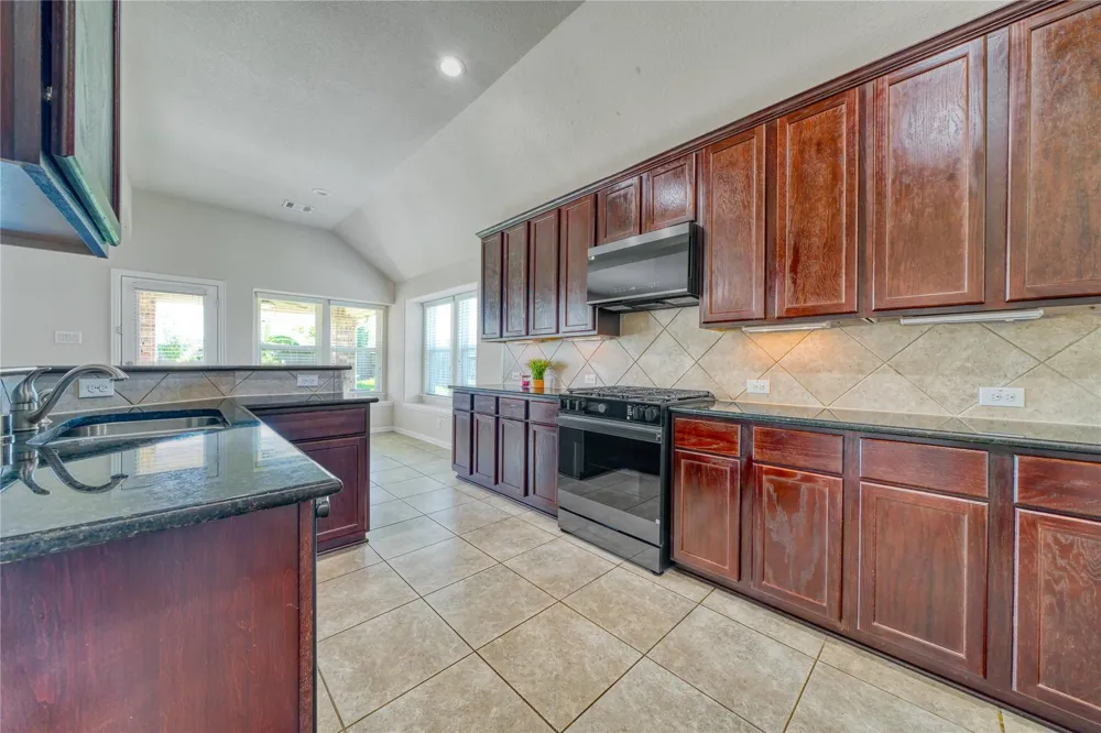 9515 Taylor Lane Mont Belvieu, TX 77523