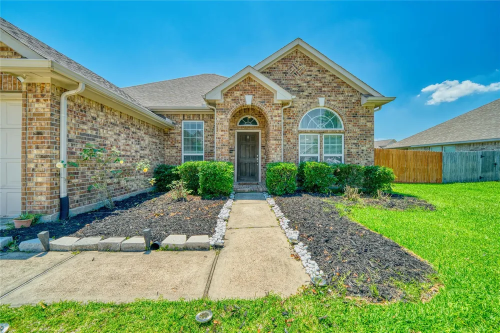 9515 Taylor Lane Mont Belvieu, TX 77523