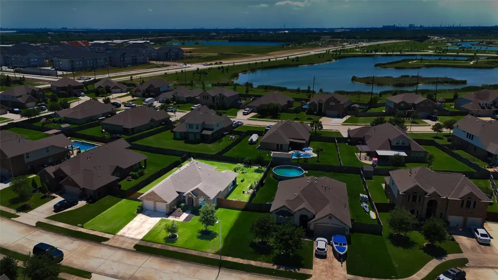 9515 Taylor Lane Mont Belvieu, TX 77523