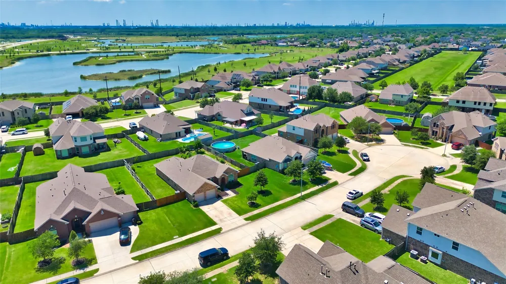 9515 Taylor Lane Mont Belvieu, TX 77523