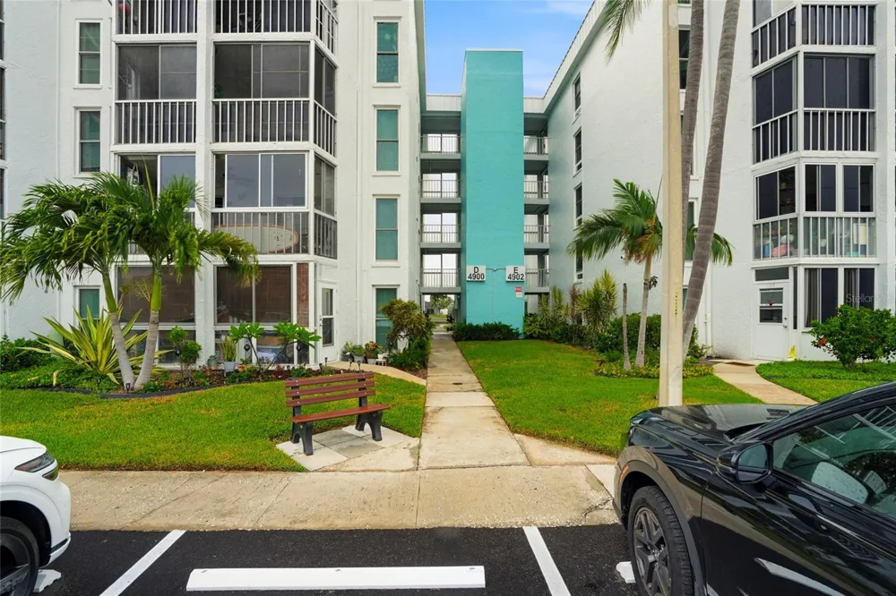 4900 38TH WAY S #404 St Petersburg, FL 33711