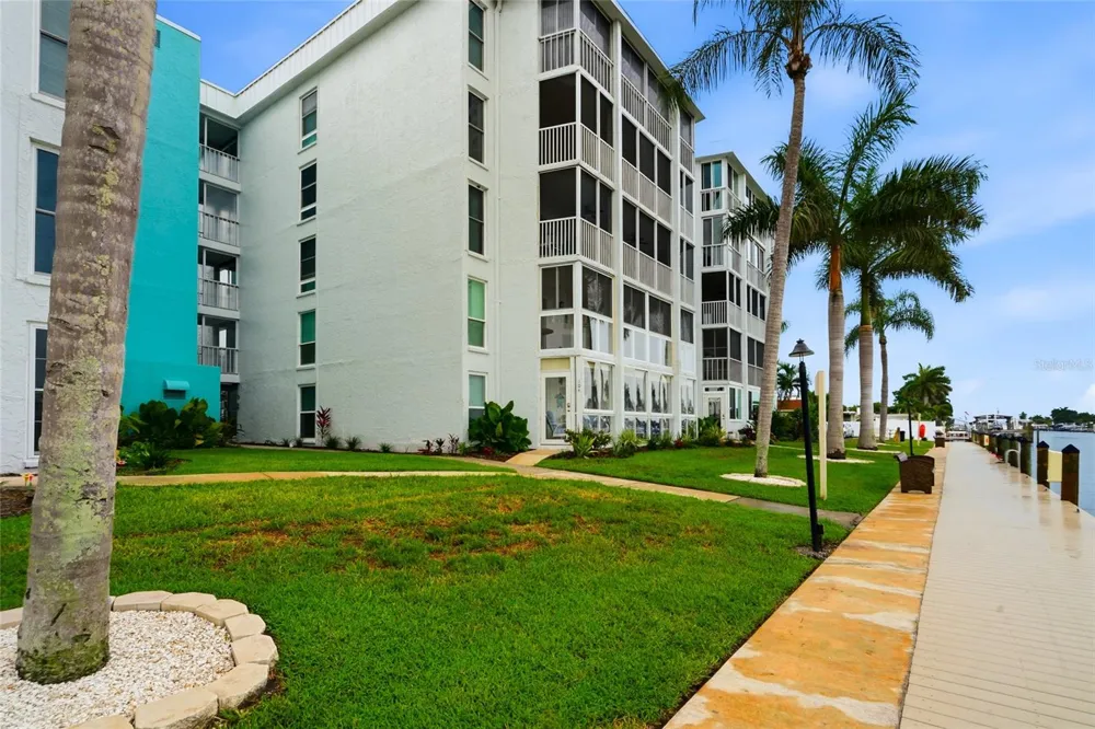 4900 38TH WAY S #404 St Petersburg, FL 33711