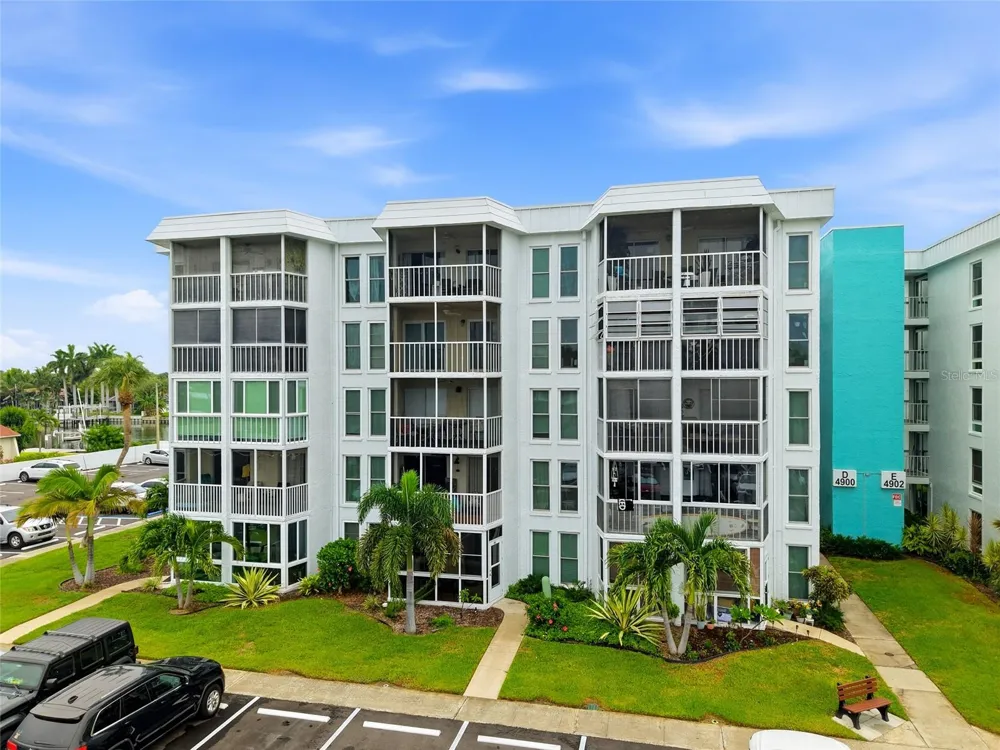 4900 38TH WAY S #404 St Petersburg, FL 33711