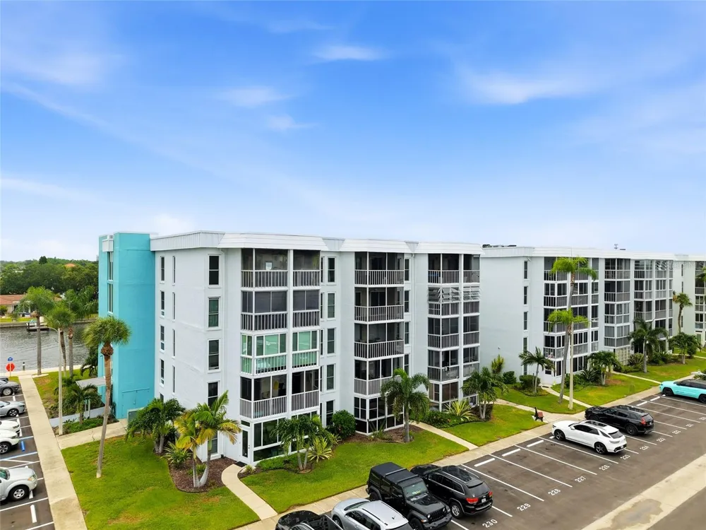 4900 38TH WAY S #404 St Petersburg, FL 33711