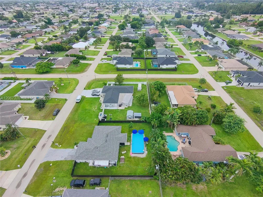 1307 1307 SW 13th Ter Cape Coral, FL 33991