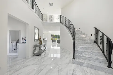 7725 Lakeview Circle
