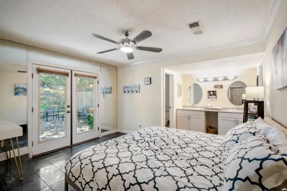 22547 Bayview Circle Huntsville, TX 77320