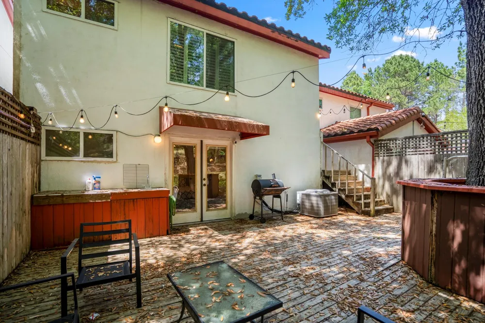 22547 Bayview Circle Huntsville, TX 77320