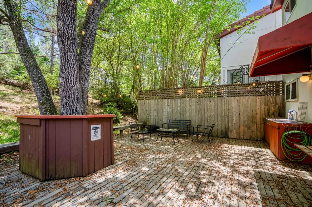 22547 Bayview Circle Huntsville, TX 77320