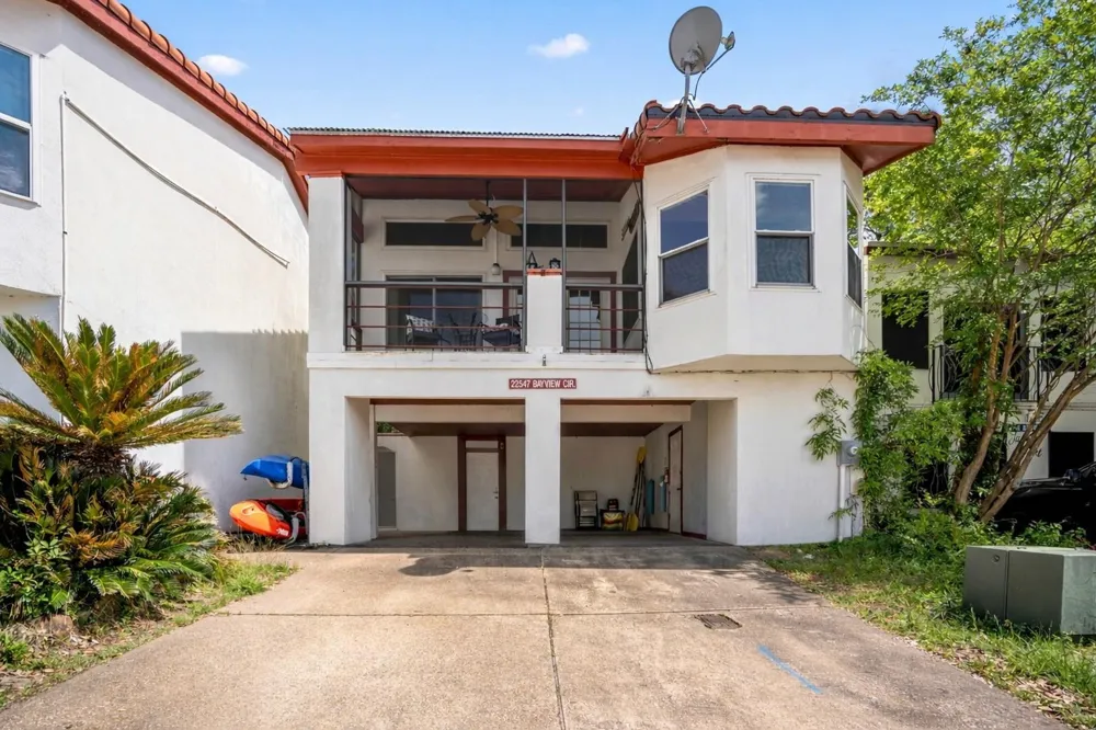 22547 Bayview Circle Huntsville, TX 77320