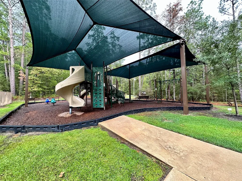 22547 Bayview Circle Huntsville, TX 77320