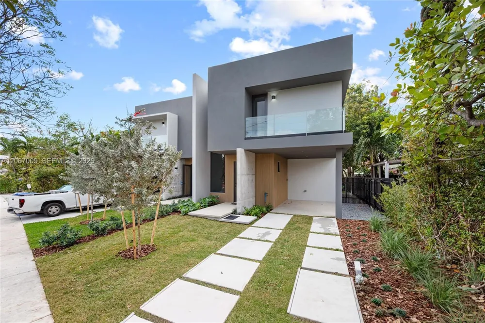 2980 SW 2nd St #LEFT Miami, FL 33135