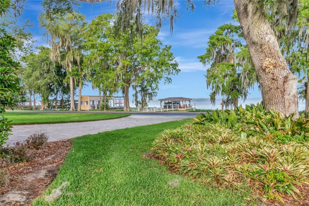 1215 LAKESHORE DRIVE Eustis, FL 32726