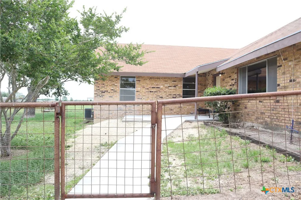 707 Old Seguin Luling Seguin, TX 78155