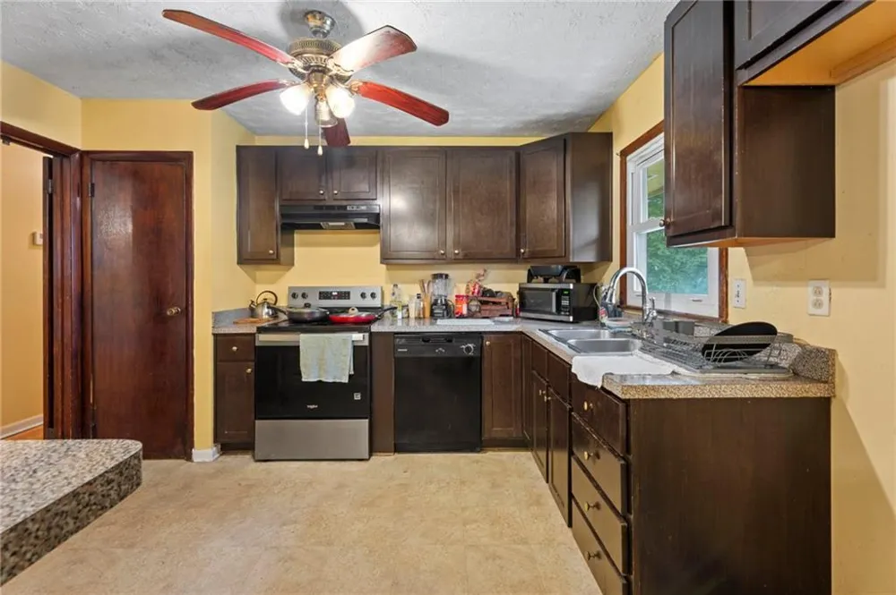 1140 Pineglen Drive Riverdale, GA 30296