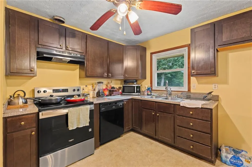 1140 Pineglen Drive Riverdale, GA 30296