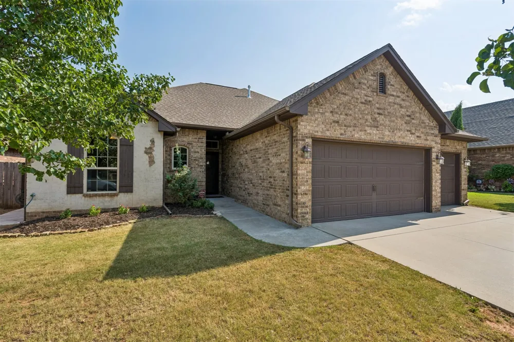 636 NE 23rd Moore, OK 73160