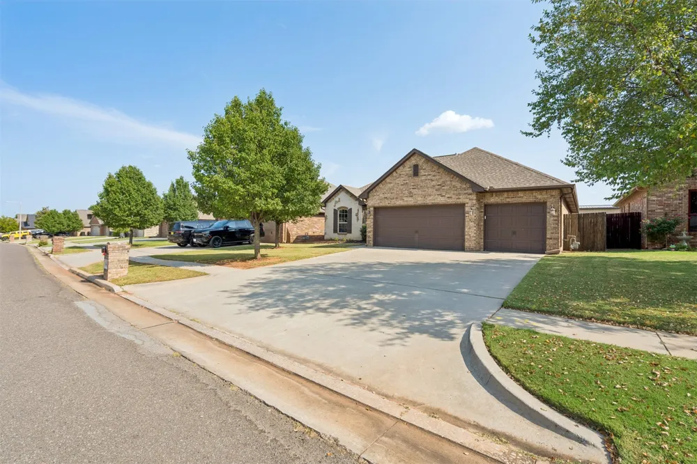 636 NE 23rd Moore, OK 73160