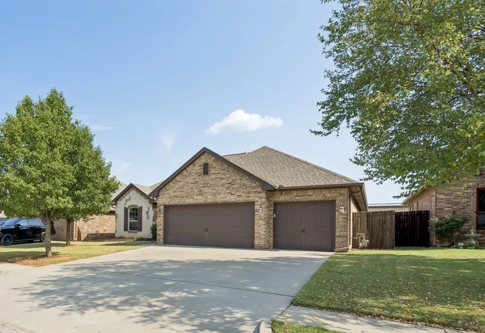 636 NE 23rd Moore, OK 73160