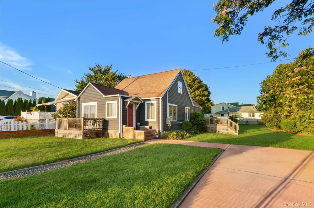 21 Grandview Drive Shirley, NY 11967