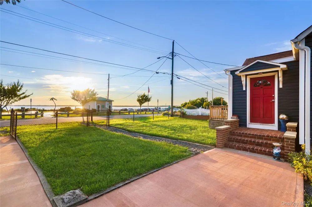 21 Grandview Drive Shirley, NY 11967