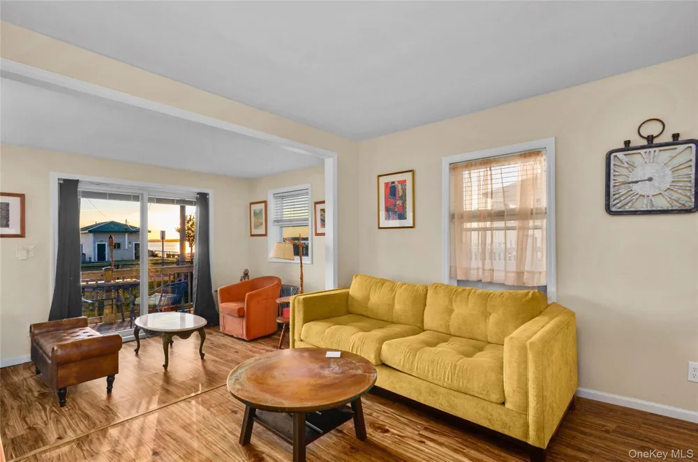 21 Grandview Drive Shirley, NY 11967