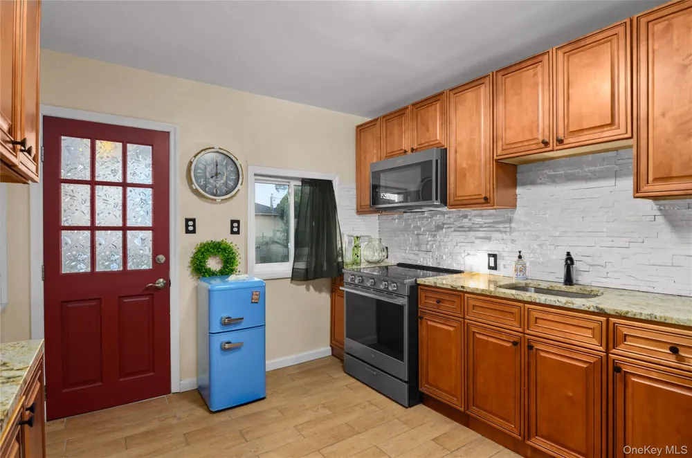21 Grandview Drive Shirley, NY 11967