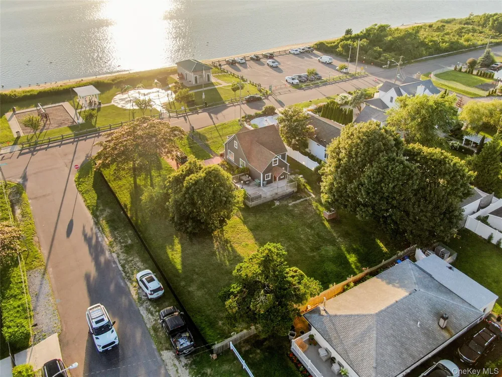 21 Grandview Drive Shirley, NY 11967
