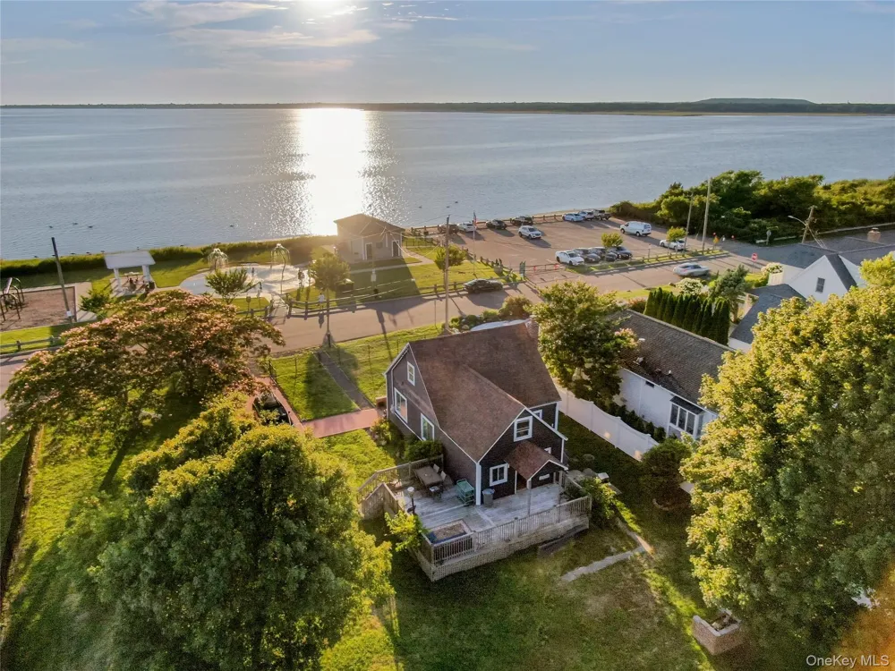 21 Grandview Drive Shirley, NY 11967