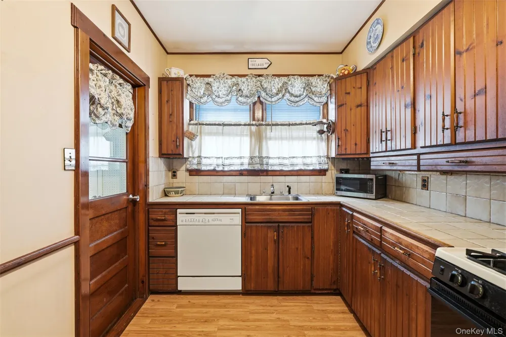 215 Demorest Avenue Staten Island, NY 10314