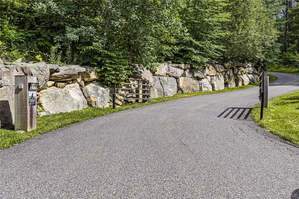 51 Old Stone Hill Road Pound Ridge, NY 10576