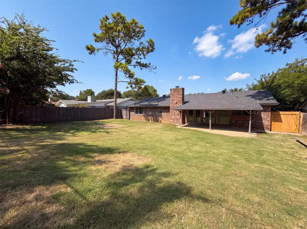 2136 Mountainview Drive Hurst, TX 76054