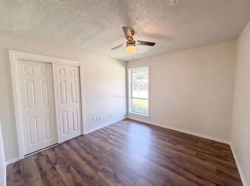 2136 Mountainview Drive Hurst, TX 76054