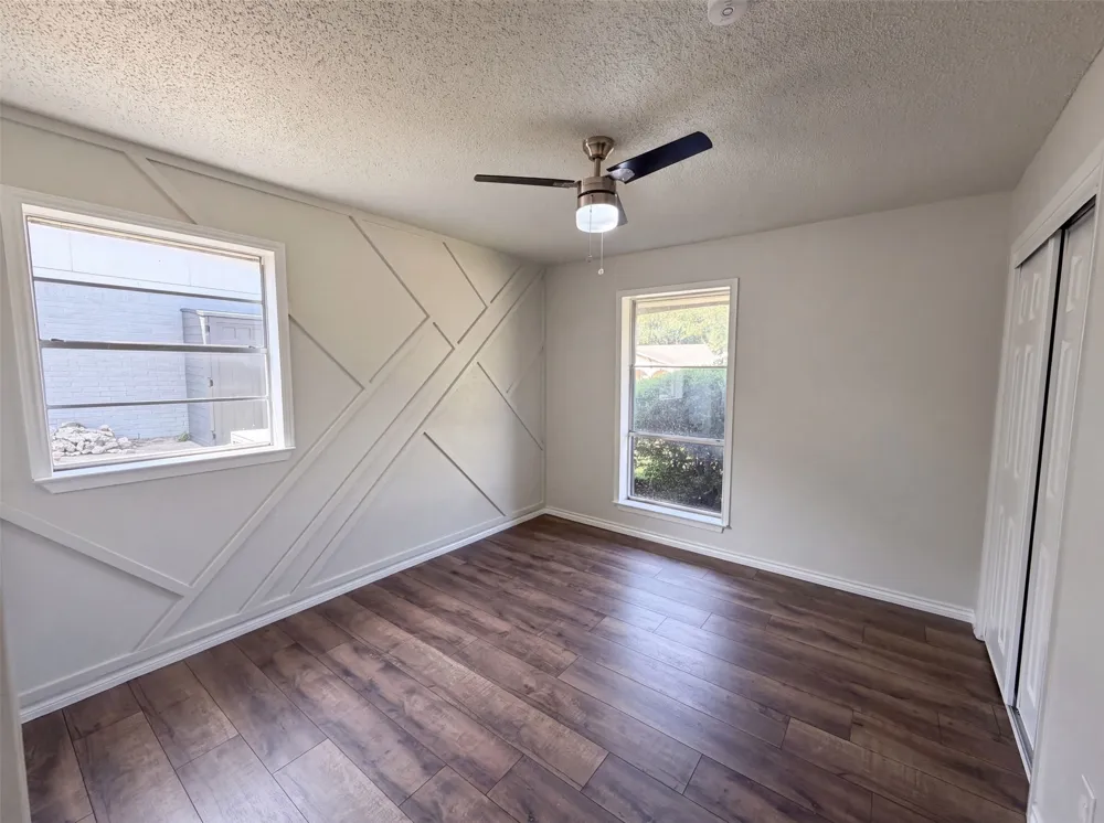 2136 Mountainview Drive Hurst, TX 76054