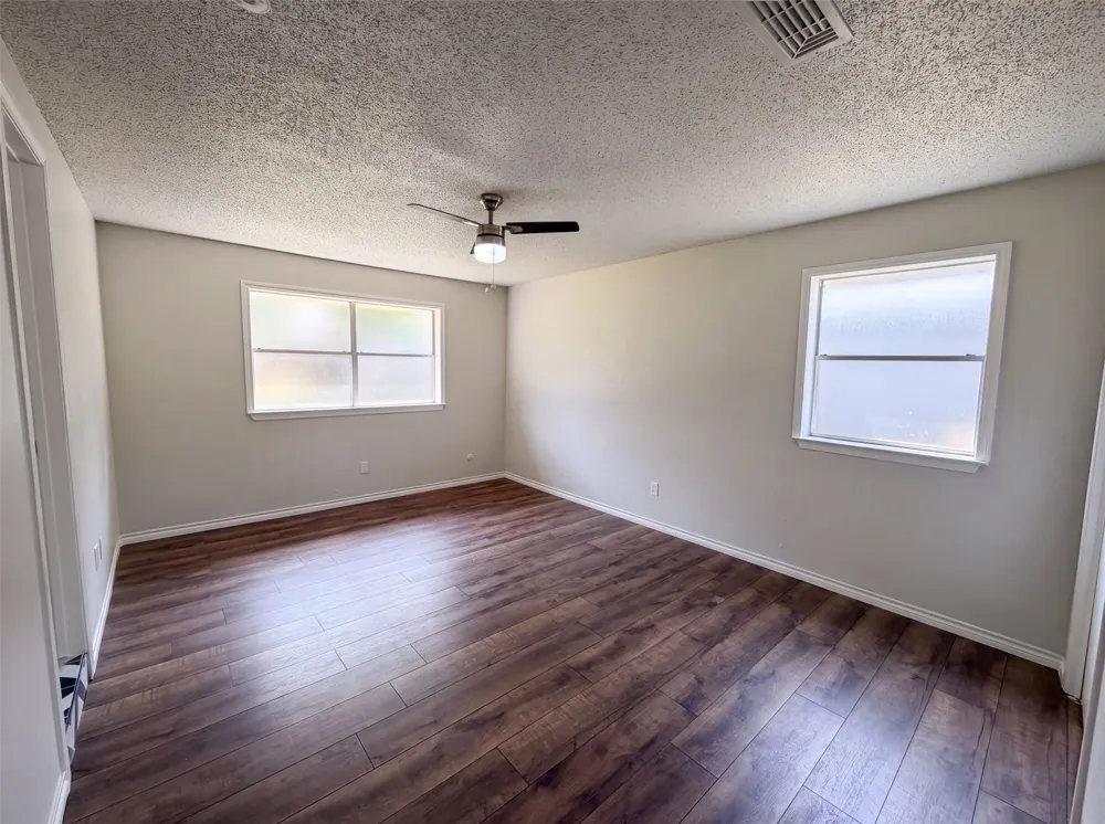2136 Mountainview Drive Hurst, TX 76054