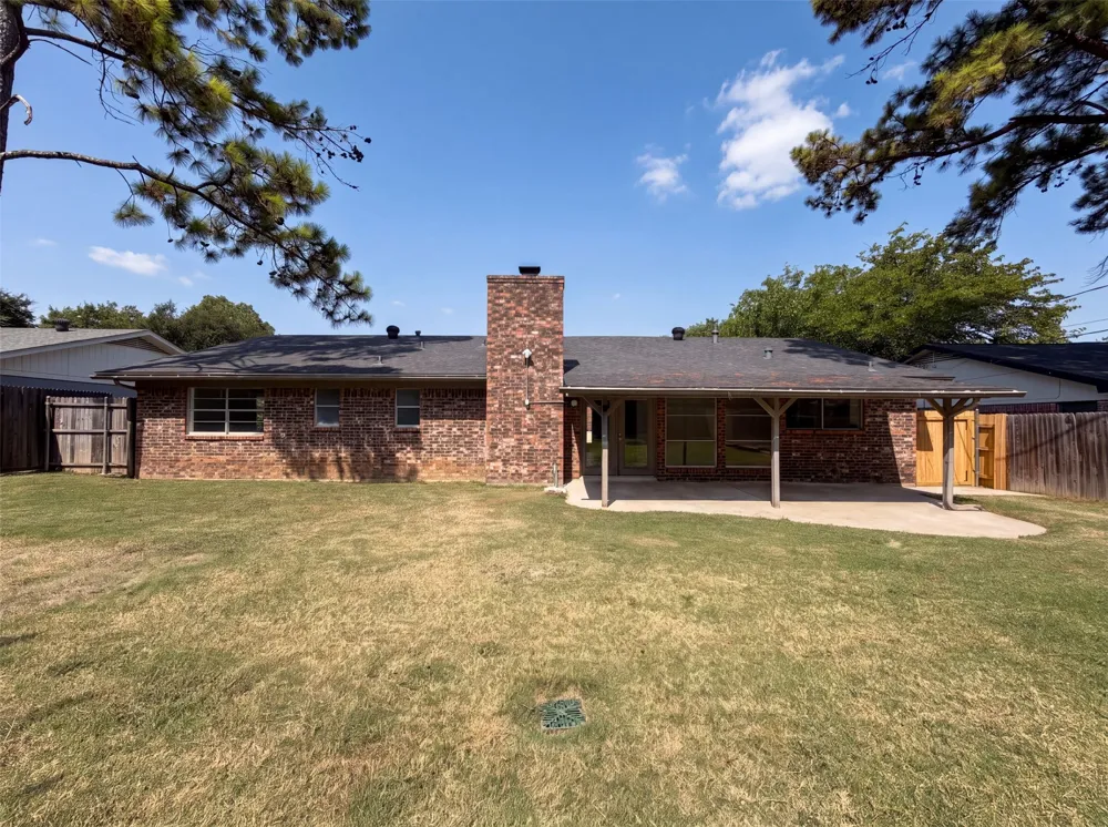2136 Mountainview Drive Hurst, TX 76054