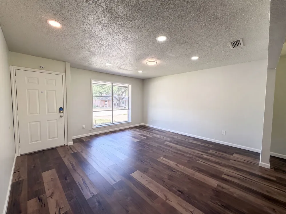 2136 Mountainview Drive Hurst, TX 76054