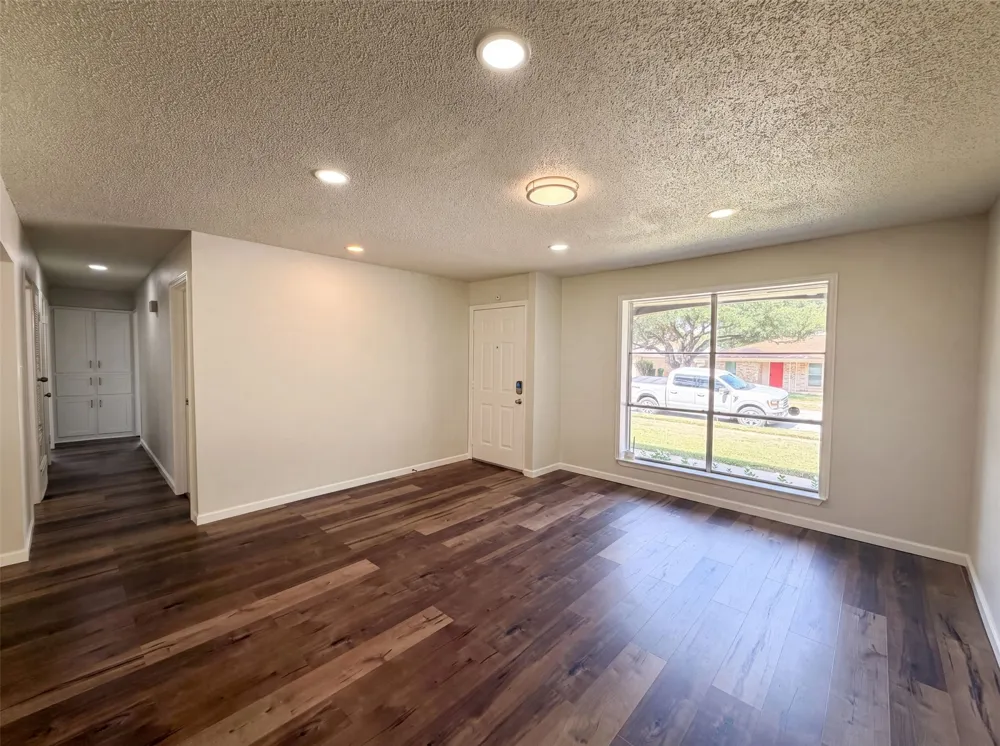 2136 Mountainview Drive Hurst, TX 76054