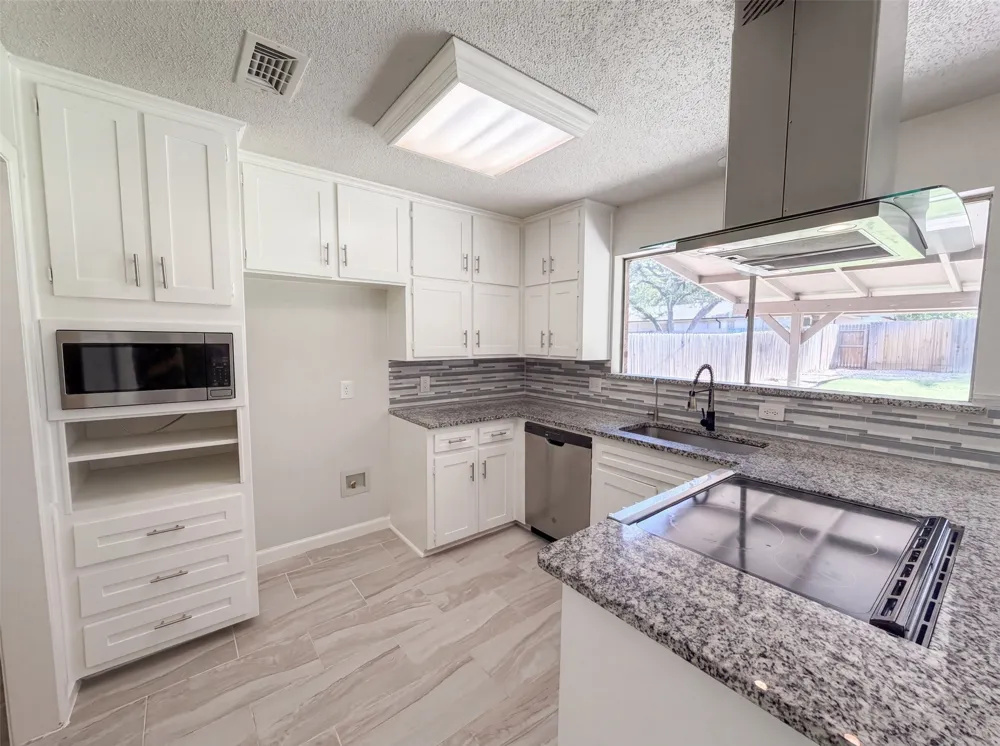 2136 Mountainview Drive Hurst, TX 76054