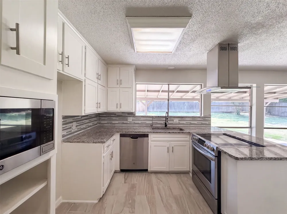 2136 Mountainview Drive Hurst, TX 76054