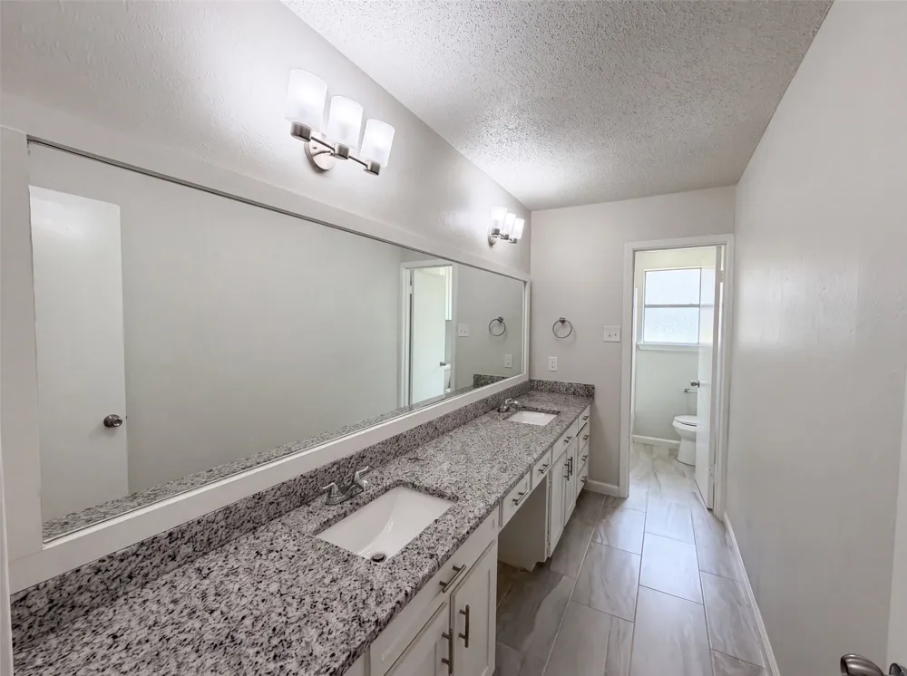 2136 Mountainview Drive Hurst, TX 76054