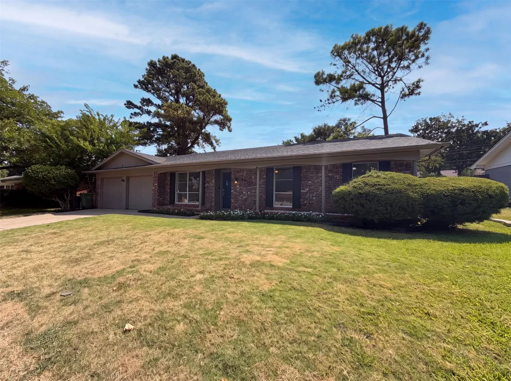 2136 Mountainview Drive Hurst, TX 76054