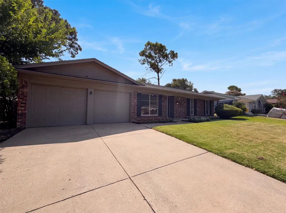 2136 Mountainview Drive Hurst, TX 76054