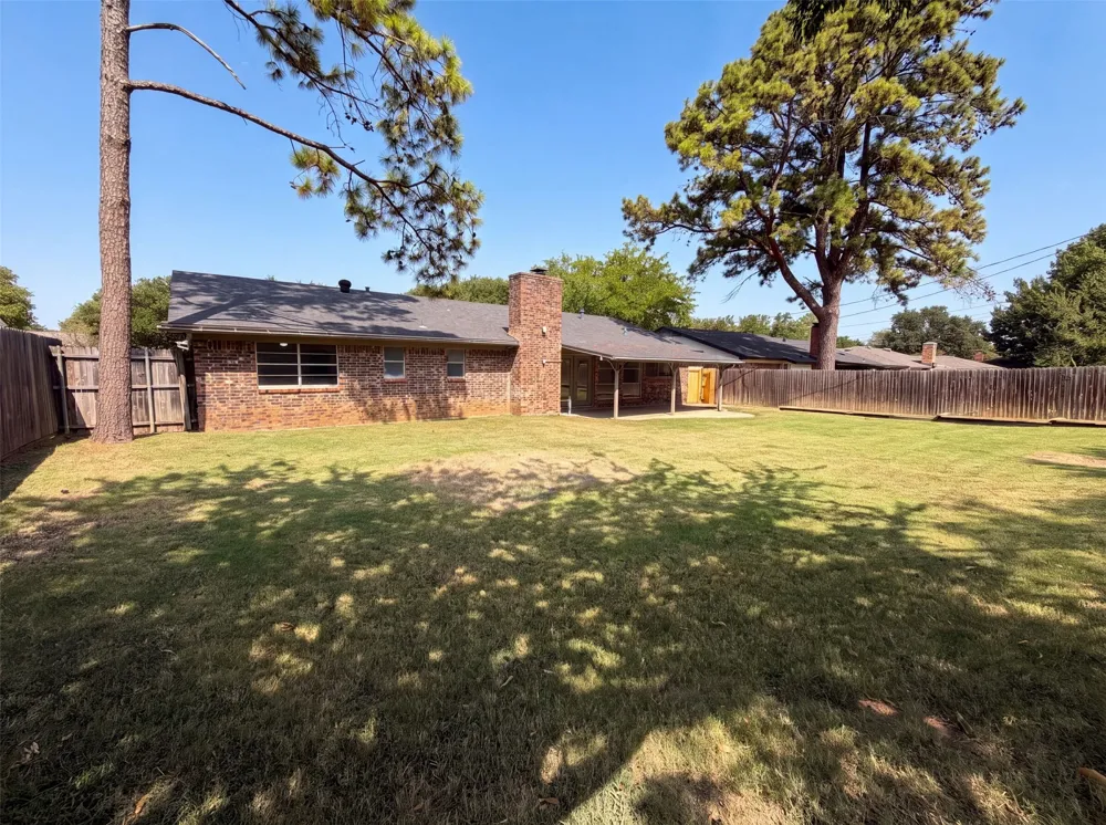 2136 Mountainview Drive Hurst, TX 76054